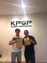 k-pop 학원 고3 입시생 20명에게 노트 전달.